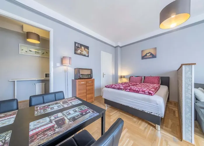 Astoria Balcony Apartment